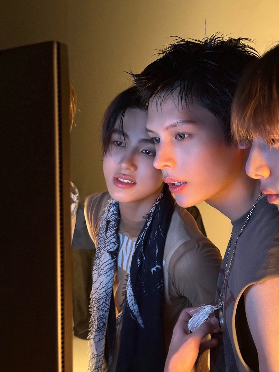 ZHAOJAMiES's tweet photo. a photo of me looking at my own photo. https://t.co/wjd2qL39Lk
