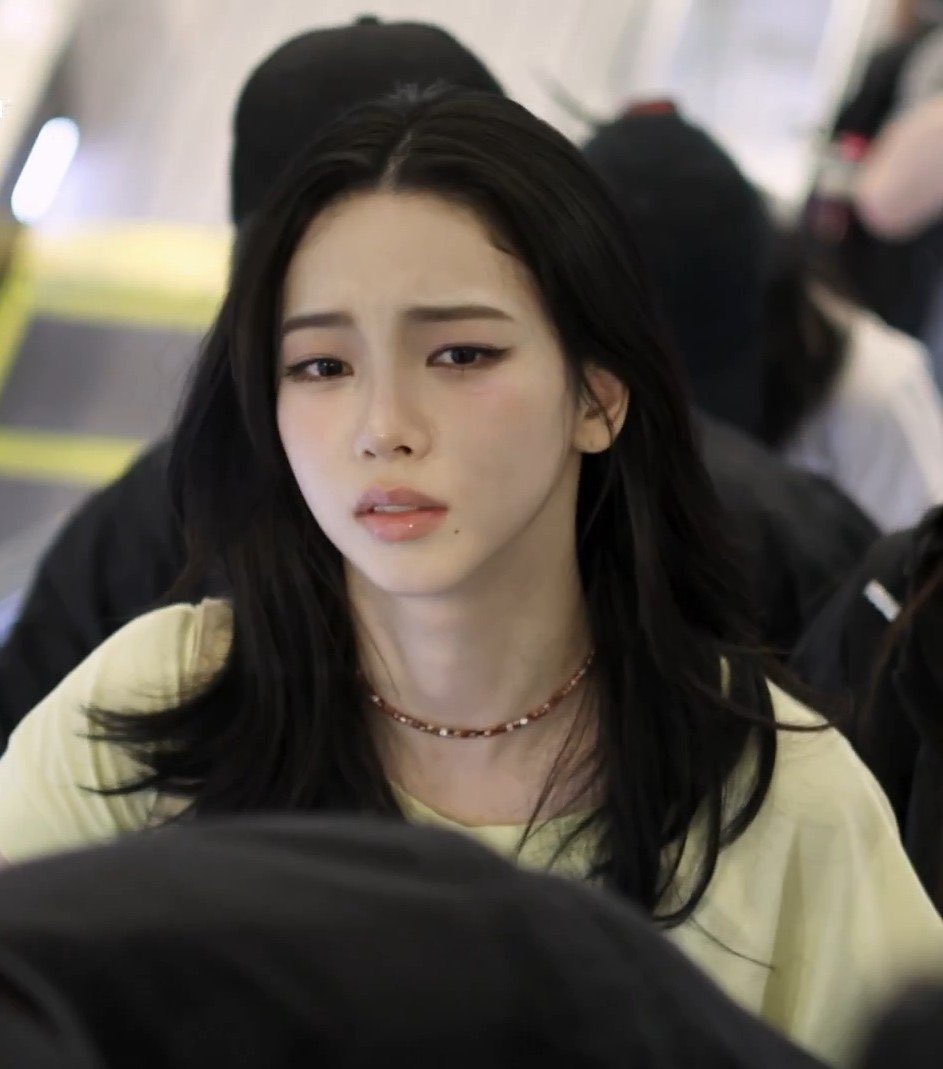 hourlykrn's tweet photo. SHE’S SO PRETTY https://t.co/XYWRMjAQhY