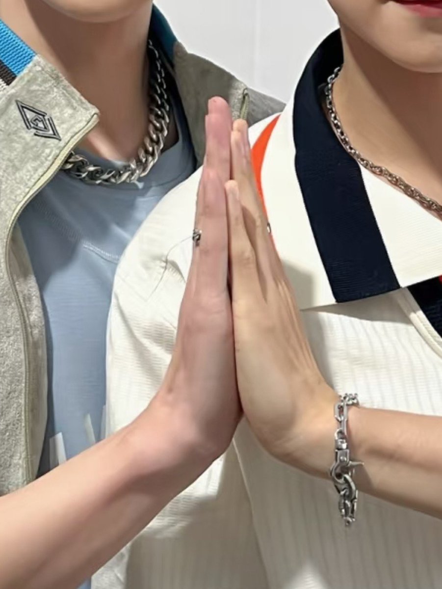 wayVvee88's tweet photo. 두툼호떡반죽손 까시너구리손 https://t.co/jvC6r00uCc