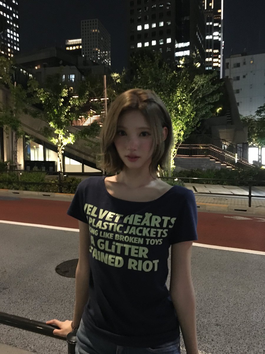 jiwhoops's tweet photo. another evening, another excuse to wander under the city lights. no destination in mind—just enjoying the little moments along the way. 🌙 https://t.co/wwMsh9gMwV