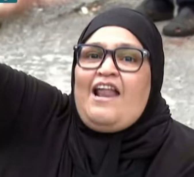 antipentac52268's tweet photo. Cazzotti contro le serrande, minacce ai passanti, è saltato sul cofano di una macchina che passava (immaginate fosse stata la vostra macchina che bel danno non risarcito)morsi, cazzotti e minacce agli agenti e al personale sanitario, questo l'azione del pregiudicato (spaccio, aggressione, lesioni personali)  Fakir secondo video e testimoni.
Ovviamente non doveva morire, ma dalle immagini non c'è nessuna violenza, nessun pestaggio, nessuna manovra strana, semplicemente il contenimento di una persona fuori di testa di fronte a due sanitari e addirittura con i vicini di casa che aiutavano i poliziotti.
Ovviamente la sinistra sta sempre dalla parte di questa freccia.
Sempre.
AVETE ROTTO IL cZZ
I deboli da tutelare non sono questi, sono quelli che ogni giorno subiscono le angherie di questa feccia.