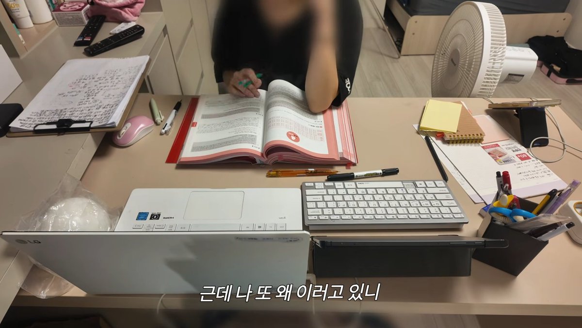 mad_dogdebt's tweet photo. 퇴근 후 7시간씩 공부하는 광기의 직장인 여성.

가끔 알고리즘에 이런 분들이 뜨면, 나도 다시 한번 열정이 불타오름.

1) 퇴근 후 5시간씩 공부하고 새벽 5시에 일어나 영어와 일본어까지 공부.
2) 본인의 공부 과정과 직장인 일상을 그대로 콘텐츠로 활용.

썸네일을 보니 목표는 아마 ‘이직’인 것 같은데, 결국 이게 맞는 것 같음. 삶에서 뭐라도 바꾸고 싶다면, 분명 지금과는 다른 행동을 해야 함.

막연히 퇴사하고 싶다고 생각하는 것과, 퇴근 후 매일 몇 시간씩 공부하는 건 완전히 다른 이야기니까.