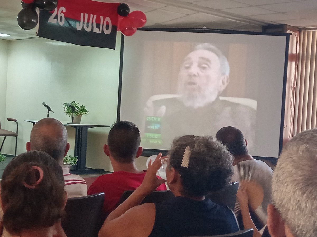 Sandra74403838's tweet photo. En el año del Centenario del Comandante en Jefe la OSDE Alimentaria realiza actividad político cultural en saludo al 26 de julio. Un reconocimiento a los destacados del semestre y el compromiso de seguir adelante a pasar de los retos que enfrenta el pais #AlimentariaPorCuba https://t.co/fPxkJrySc6