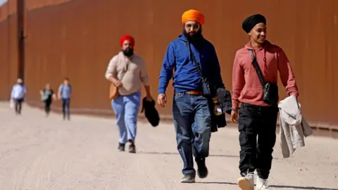 RanzuRadisu's tweet photo. @shivamxc686 @mohitkumarfyp5 on left is 40-50 lakhs karch kar k dunki marne wala punjabi on right is some mallah who uses sarso ka tel for skin and hair 
i don't think they are taller than him and i didn't even chrerry pic lol https://t.co/FY3fndLYFO