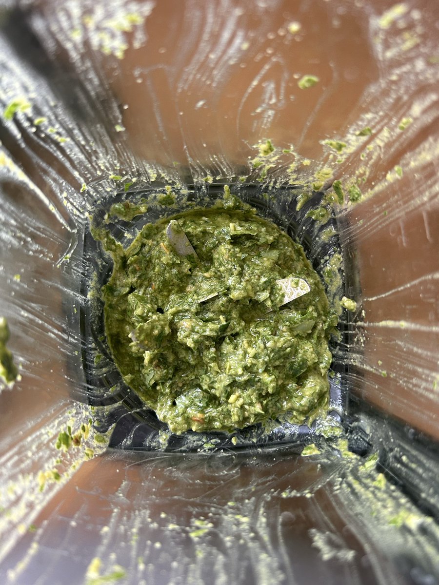HappySuege's tweet photo. Homemade #vegan pesto from the garden! 1000/10 🤤🤤
Need some fun ideas what to make with it besides pasta! xx
#vegan #veganfood #plantbased #plantbasedfood #GoVegan https://t.co/4gdVCqI23w