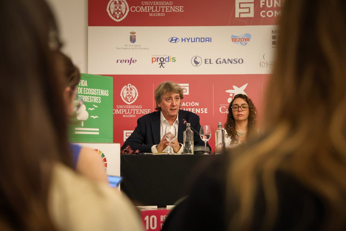 PSOE_CyL's tweet photo. "La Agenda 2030 es clave para corregir desigualdades".

🗣️ @cmmsoria participa en los cursos de verano de la Universidad Complutense en El Escorial.

El líder socialista reclama a la Junta seguir esta hoja de ruta frente a los negacionistas.

Más info.👇
https://t.co/rrAxvuQvTe https://t.co/zA3nz5NaW8