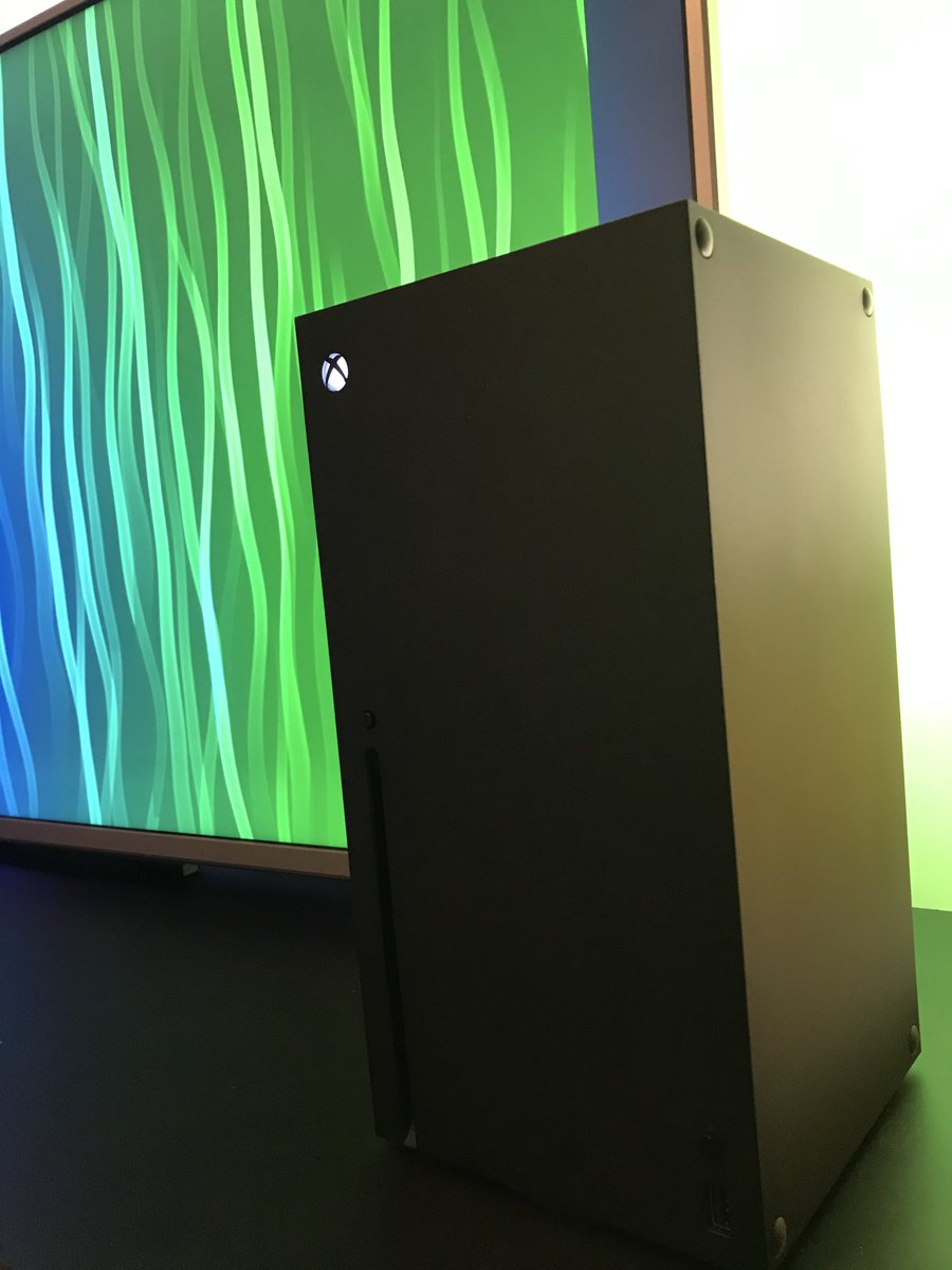 SnapBlastPLAY's tweet photo. 🔵 PlayStation is delisting all PS3 and PS Vita storefronts, removing 500+ videos and sunsetting discs

🟢 Meanwhile Xbox is giving 25 Year old OG Xbox games Achievements, making Xbox games compatible with PC and giving them a free 4K update

..and people wonder why I prefer Xbox https://t.co/AAhypTleOX