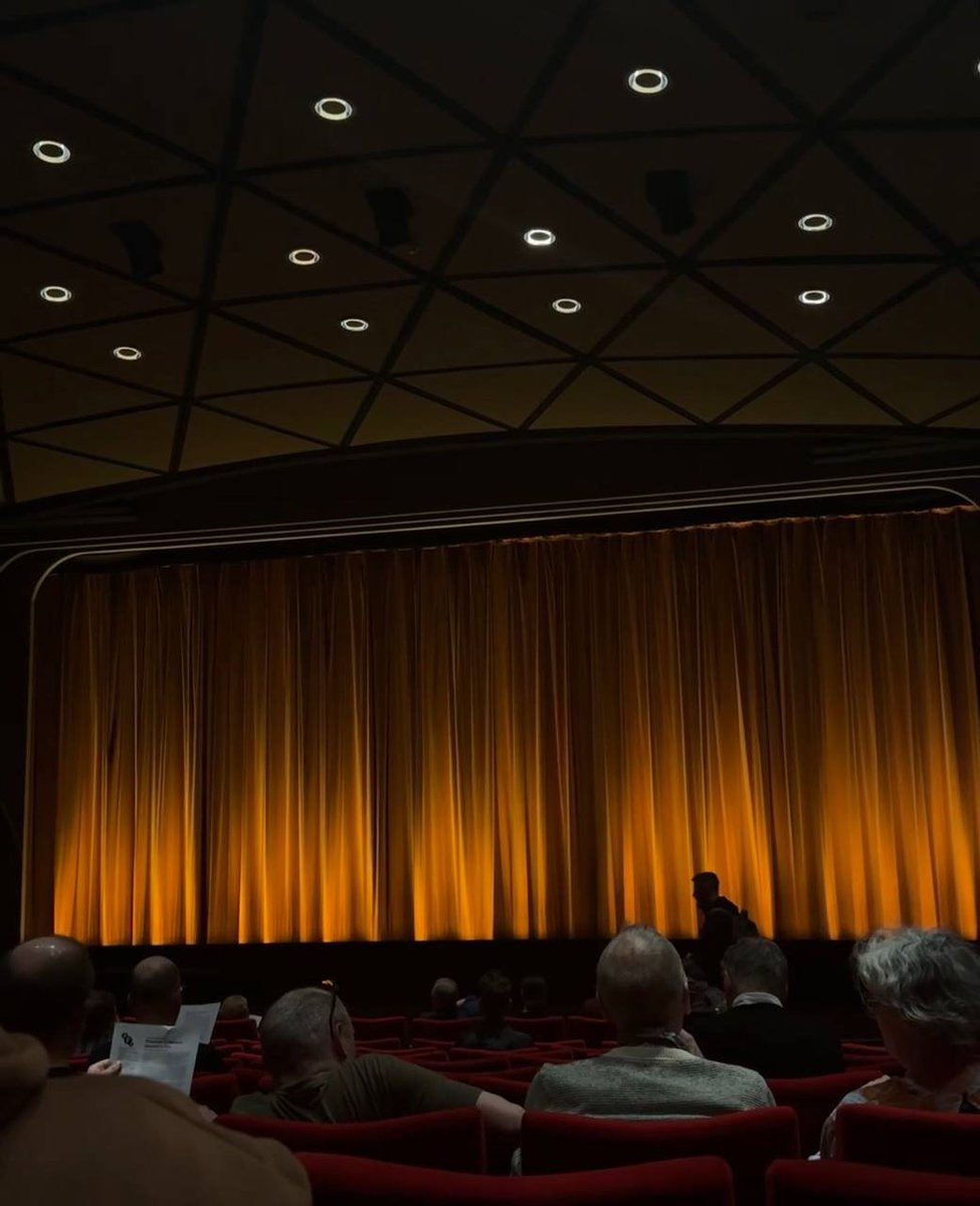 Captjoe1's tweet photo. I walked into the theater alone. The lights dimmed, the screen lit up, and I was all alone, with only the smell of popcorn to keep me company. https://t.co/l15SoI8azw