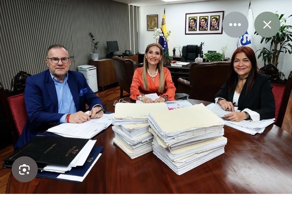 popolvuhnews's tweet photo. Que calladitos estos 3 delincuentes, al aceptar y avalar elecciones fraudulentas.

Deben ser perseguidos judicialmente, para que vayan  a la cárcel de por vida.
Y embargarle todo lo robado y los sobornos recibidos.
Incluso muchos de ellos tienen titulos de dudosa procedencia que en en un año o dos obtuvieron hasta 4 doctorados.

Todo es una farsa en la mafia chavista.