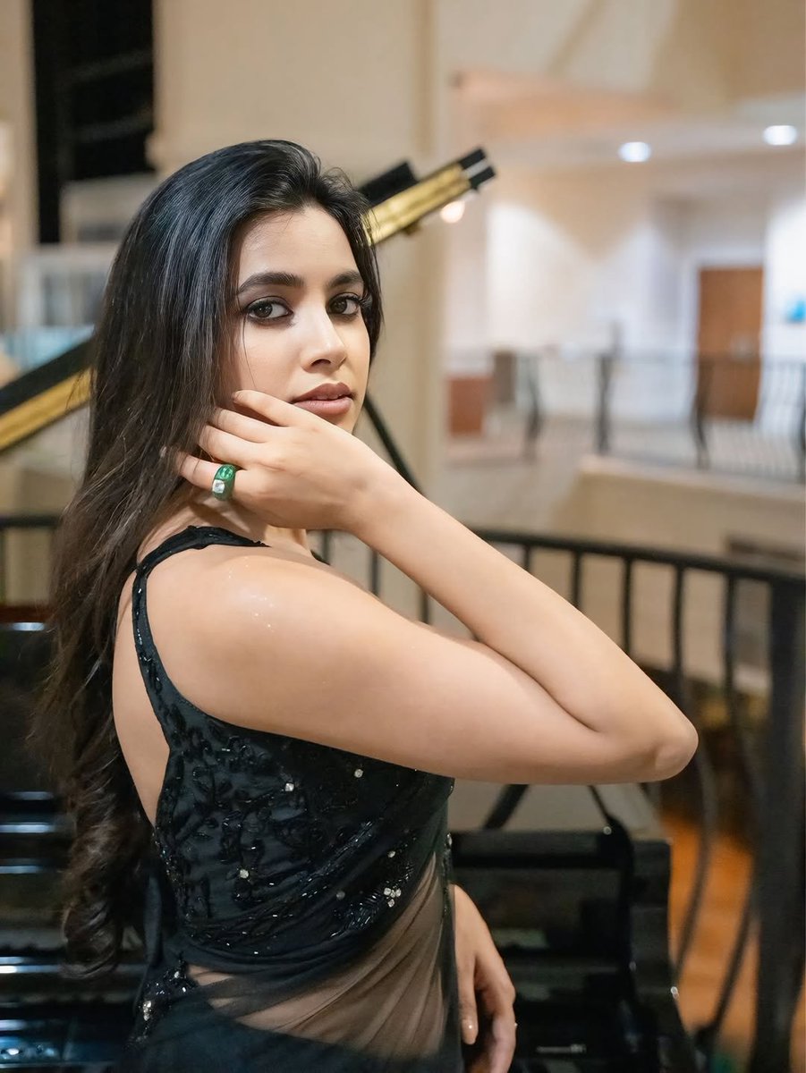 Cineaaddictt's tweet photo. Beautiful #ShivaniNagaram 🖤🖤🖤🖤🖤 https://t.co/8wKQoTkPBq
