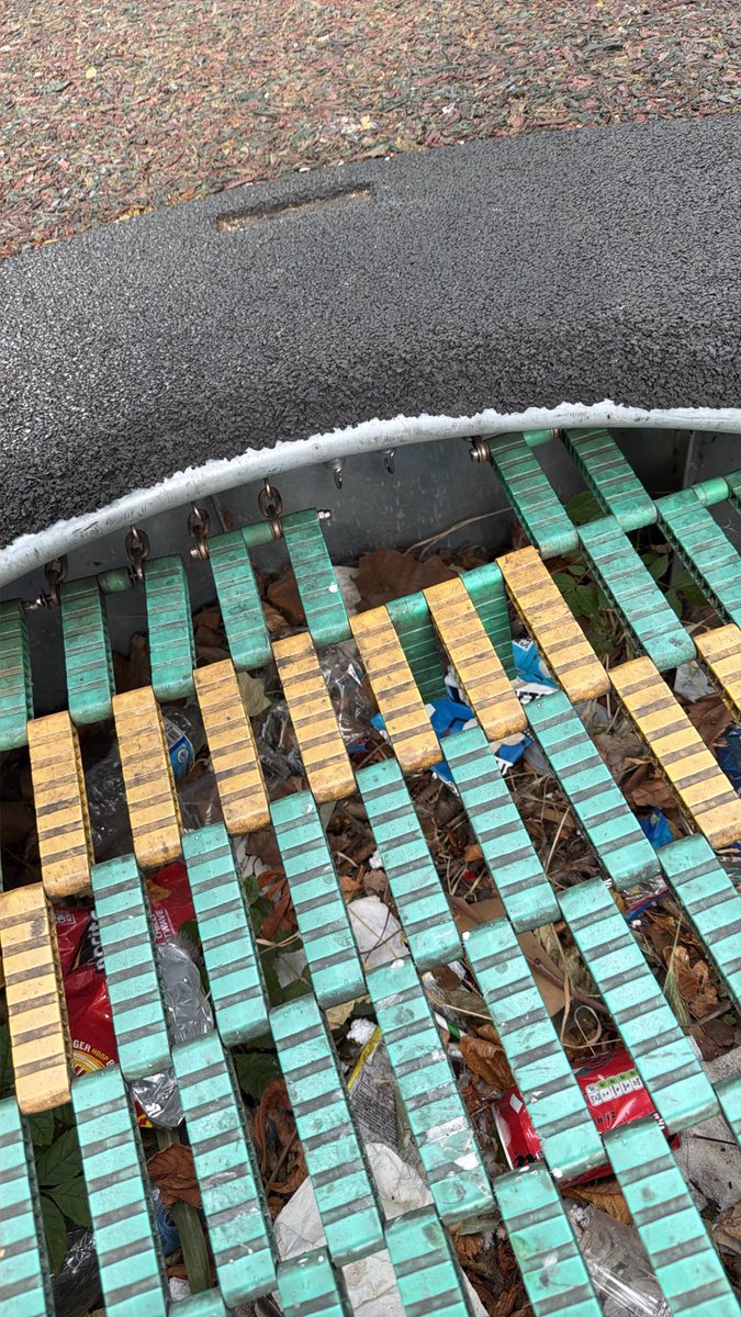 86Rui's tweet photo. Hi @lambeth_council , this is Vauxhall Park. This trampolines is like this for months and no one come to fix it. Can you do something! Thanks https://t.co/TBOSdSxkQi