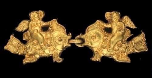 SaharAyubi_'s tweet photo. این دو قطعه، یک جفت گیره (Clasp) هستند.
یکی از دلفینها قلاب دارد و دلفین مقابل حلقه
دلفینها این قلاب و حلقه را در دهان گرفتهاند.
اتصال دو دلفین از طریق دهان/حلقه میتواند نمادی از اتحاد، پیوند و پیوستگی باشد، دو نیمه که با هم یک کل را تشکیل میدهند(؟)
#Bactria #Aria https://t.co/CE6rKxDa4q