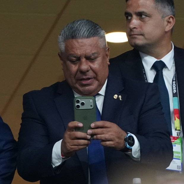 porqueTTarg's tweet photo. "Teorías conspirativas"

Porque Claudio "El Chiqui" Tapia fue citado a declarar el 30 de julio ante la Corte del distrito sur de Florida.

Además le incautaron el celular a él y los dirigentes de AFA. https://t.co/KhB6oYJlZv