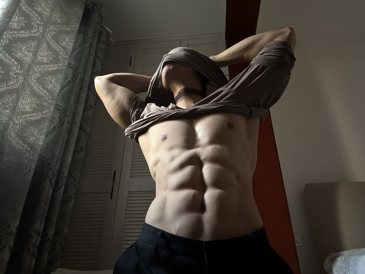 JanLee3559's tweet photo. It's so hot. Shall we take off our clothes together?

#muscle #gymrat https://t.co/FDQypfpVwI