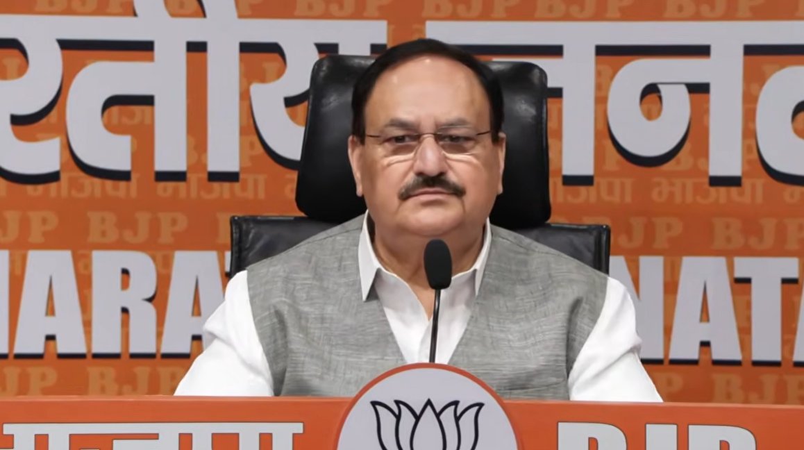 ThePillarIndia's tweet photo. केंद्रीय स्वास्थ्य मंत्री और भाजपा के पूर्व राष्ट्रीय अध्यक्ष जेपी नड्डा ने आज एक प्रेस कॉन्फ्रेंस के दौरान कांग्रेस सांसद राहुल गांधी के उस दावे पर तीखा पलटवार किया है, जिसमें उन्होंने पिछले 10 वर्षों में देश भर में 152 पेपर लीक होने की बात कही थी।

जेपी नड्डा ने राहुल गांधी को आड़े हाथों लेते हुए चुनौती दी कि वे पहले यह स्पष्ट करें कि कांग्रेस शासित राज्यों में पेपर लीक के मामले क्यों सामने आते रहे हैं और वहां की सरकारों ने इस गंभीर मुद्दे पर क्या क़दम उठाए हैं।

नड्डा ने स्पष्ट किया कि केंद्र सरकार संसद में इस संवेदनशील विषय पर हर प्रकार की चर्चा के लिए पूरी तरह से तैयार है, लेकिन विपक्ष को सिर्फ राजनीति करने के बजाय अपने गिरेबान में भी झांकना चाहिए। नड्डा ने आरोप लगाया कि कांग्रेस और उसके सहयोगी दल युवाओं के भविष्य के साथ खिलवाड़ कर रहे हैं और केवल राजनीतिक रोटियां सेकने के लिए इस तरह के आंकड़ों का इस्तेमाल किया जा रहा है, जबकि सच्चाई यह है कि बीजेपी सरकारें पारदर्शिता लाने और दोषियों पर सख़्त कार्रवाई करने के लिए पूरी तरह प्रतिबद्ध हैं।

स्वास्थ्य मंत्री जेपी नड्डा ने कहा कि, हमारा कहना है कि आरोप-प्रत्यारोप से बाहर निकलकर हमें इस पर चर्चा करनी चाहिए।

और चर्चा करने का जो सबसे अच्छा माध्यम है, वो सदन है और हम चर्चा के लिए तैयार हैं।  

गहन चर्चा हो, और हम इसकी बारीकियों में जाएं... ताकि हमारे छात्रों के साथ अन्याय न हो और भाजपा पीएम मोदी जी के नेतृत्व में बहुत गंभीर हैं। क्योंकि बच्चे देश के भविष्य  हैं।
@JPNadda @BJP4India @RahulGandhi @INCIndia