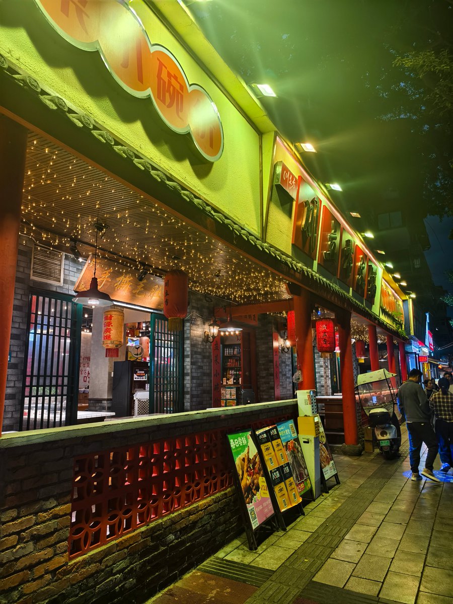 formica_lisa's tweet photo. Late-night ramen stall: warm broth, steaming noodles, and a quiet corner for tired souls. （深夜拉面摊：热汤、冒着热气的面条，还有供疲惫心灵停靠的安静角落。） https://t.co/m8NKM1NfYc