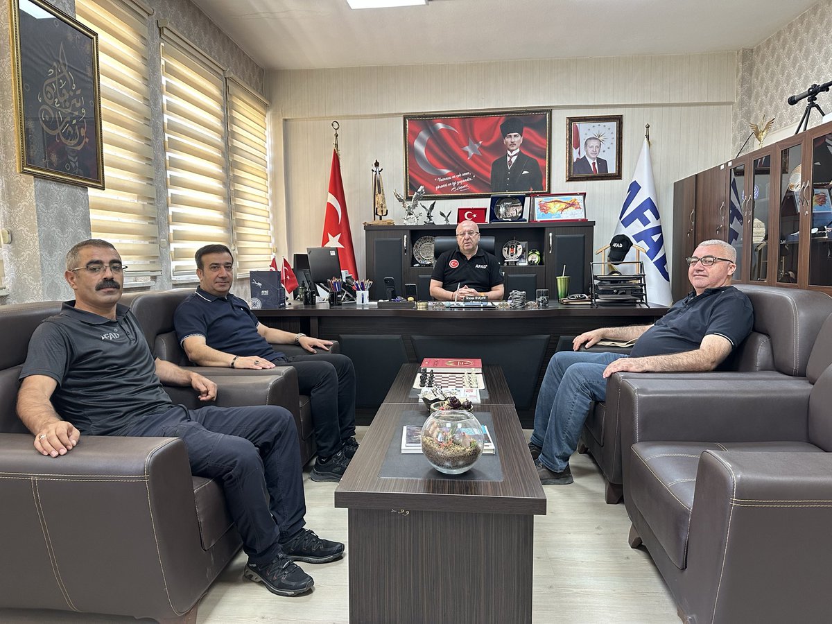 Mardinbms's tweet photo. Bayındır Memur-Sen İl Yönetimi olarak AFAD İl Müdürümüz Tezcan BUÇAN’ı ziyarette bulunduk. İl Müdürümüze ilgi ve alakasından dolayı teşekkür ederiz. https://t.co/o9ch3Tl3VP