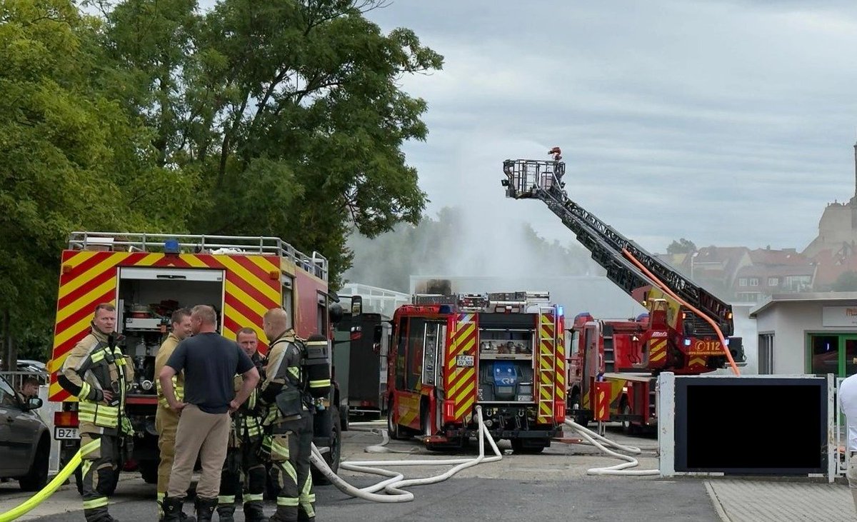 GFreiNews's tweet photo. In Bautzen brennt seit über 24 Stunden ein Lithium-Batteriespeicher. 

Da man solche Lithiumbatteriefeuer nicht löschen kann, lunzt die Feuerwehr 5.000 Liter Wasser die Minute drauf, um die Container zu kühlen. 

Da löst sich gerade eine halbe Million Euro Batterien in folgende giftige Gase auf: 

Fluorwasserstoff (HF) – hochgiftig, ätzend 
Kohlenmonoxid (CO) 
Kohlendioxid (CO₂) 
Phosphorverbindungen 
Organische Lösemittel-Dämpfe (z. B. EC, DMC) 
Lithiumverbindungen 

Umweltfreundlich! 😂