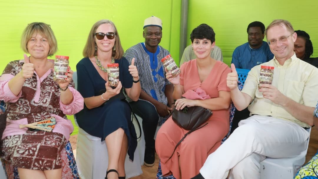 UEauBenin's tweet photo. Poursuivant son périple, l'#EquipeEurope a visité à #Djakotomey, le Projet #DeltaMono. Appuyé par l’🇪🇺 🇱🇺 et @EnabelauBenin, ce projet accompagne des producteurs, coopératives et réseaux de femmes engagés dans la fabrication de fertilisants organiques et la production maraîchère. https://t.co/gG7c0ykcgr
