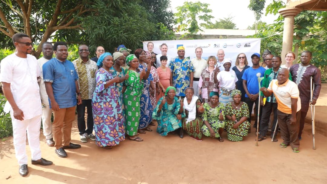 UEauBenin's tweet photo. Poursuivant son périple, l'#EquipeEurope a visité à #Djakotomey, le Projet #DeltaMono. Appuyé par l’🇪🇺 🇱🇺 et @EnabelauBenin, ce projet accompagne des producteurs, coopératives et réseaux de femmes engagés dans la fabrication de fertilisants organiques et la production maraîchère. https://t.co/gG7c0ykcgr