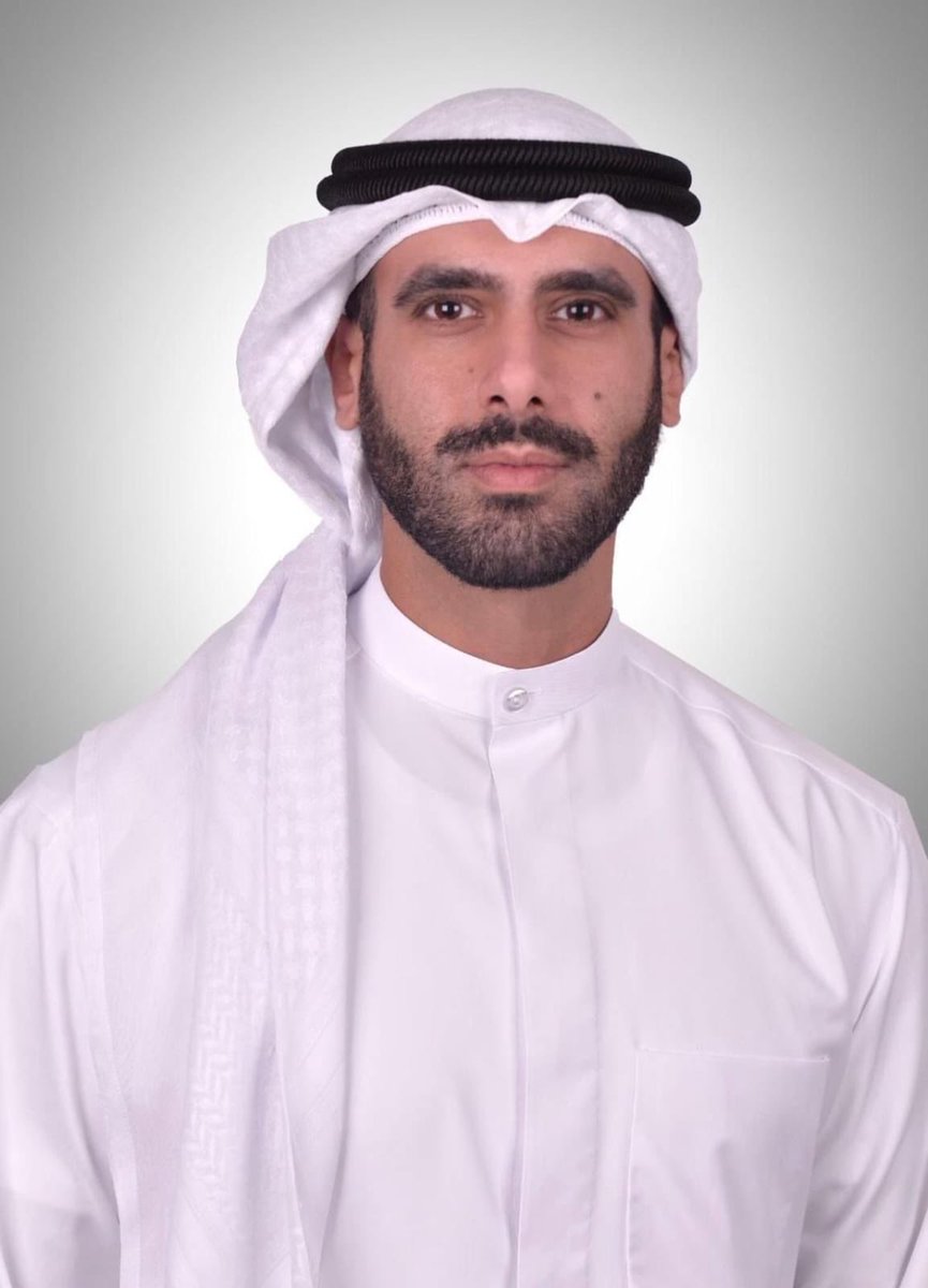 Shirae_News's tweet photo. #شراع_نيوز ||▪️الشيخ #مبارك_فهد_الجابر_الصباح يعلن انطلاق حملة #خليجنا_يزهو الإعلامية لتعزيز #الهوية_الخليجية 
 
▪️أعلن المدير العام لمؤسسة الإنتاج البرامجي المشترك لمجلس التعاون لدول الخليج العربية، الشيخ مبارك فهد الجابر الصباح، انطلاق حملة «خليجنا يزهو» الإعلامية، التي تتضمن عملاً غنائياً فنياً موجهاً للأسرة الخليجية وخاصة شريحة الأطفال، بهدف تعزيز الهوية الخليجية المشتركة، وترسيخ قيم الانتماء والوحدة والتكاتف بين شعوب دول مجلس التعاون، من خلال محتوى إبداعي حديث يخاطب الأجيال الجديدة. 
 
وأكد الشيخ مبارك الصباح أن العمل الغنائي يأتي في ظل الظروف التي تشهدها المنطقة، ليجسد رسالة فنية تعزز الوعي بوحدة المصير، وتبرز ما حققته دول مجلس التعاون من إنجازات وصمود في مواجهة التحديات والتهديدات.
 
وأوضح الشيخ مبارك أن العمل يمثل نموذجاً خليجياً معاصراً يجمع بين الهوية والإبداع والتقنيات الحديثة، حيث جرى توظيف التقنيات الحديثة المتطورة لدعم الجودة البصرية وتسريع وتيرة الإنجاز، بما يواكب الأحداث الراهنة ويعزز حضور الرسالة الإعلامية الخليجية الهادفة لمخاطبة الأسرة الخليجية.
 
هذا ويشارك في تنفيذ العمل نخبة من المبدعين الخليجيين، إذ تولت منال الغربللي مهام المخرج الإبداعي، وأخرجه أحمد بودهام، فيما كتب كلماته ولحنه مشاري السريع، وأدته الفنانة مريم شهاب.

#الكويت 
#خليجنا_واحد 
@GCCSG 
@baramejigcc 
#برامجي