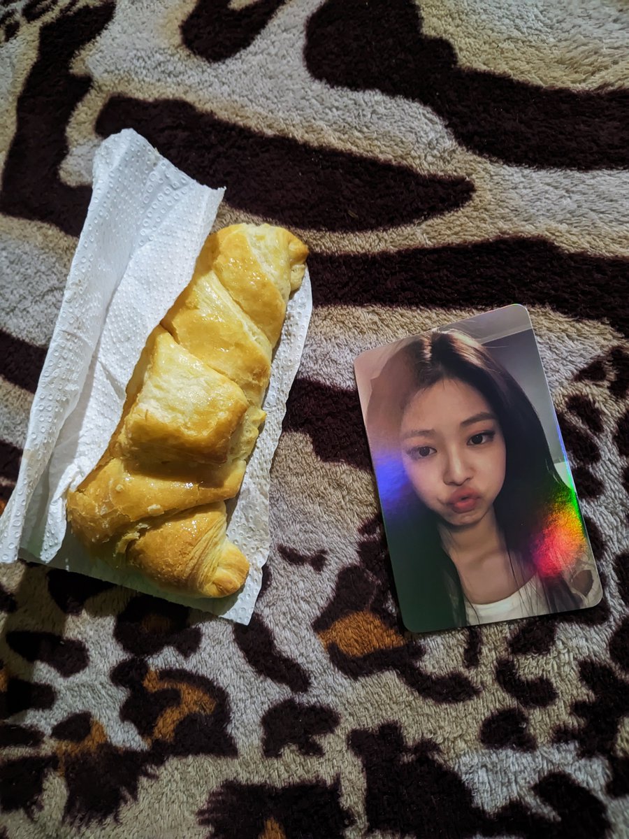 winlulas's tweet photo. mi sobrinita m trajo una medialuna, una photocard de Jennie y m dijo te amo tía. tengo sobrina✌🏻 https://t.co/yufDlO4Qp1