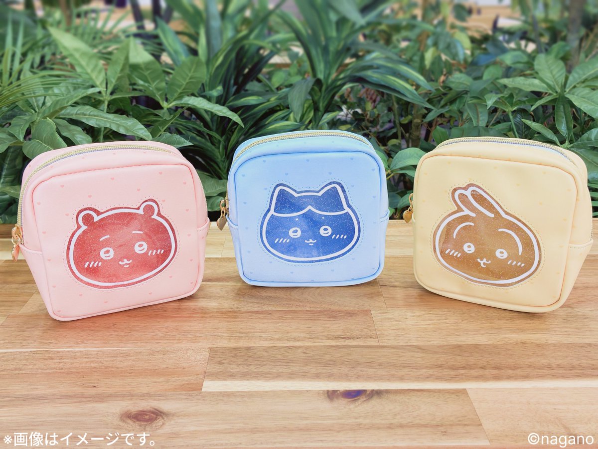 mcc_cp's tweet photo. ＼【本日】から発売📢／
⭐️#ちいかわ オリジナルコスメポーチ(全3種)⭐️

ちいかわたちの形のクリア窓から中が見える仕様💕
ラメ入り素材の窓でキラキラかわいいコスメポーチ✨

🛒7/24(金) ～
📌マツキヨココカラ限定店舗(店舗リストはキャンペーンサイトにて)
 ※マツキヨココカラオンラインストアは7/31(金) 0時から発売予定

🔻グッズ詳細はこちら
https://t.co/pRBNvCP4Jl

#マツココちいかわ