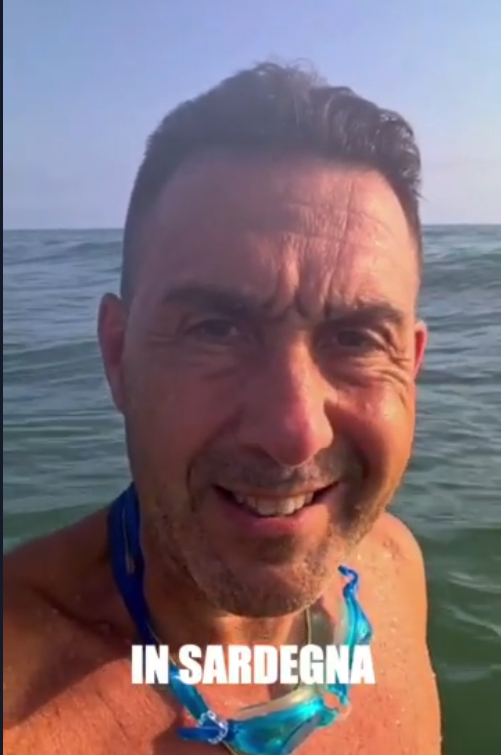 spighissimo's tweet photo. Mentre lui se la gode in Sardegna a 57 anni con la pensione da generale e lo stipendio da europarlamentare voi coglioni che lo avete votato per paura dei negri tornate pure a crepare alla pressa fino a 70 anni concedendovi 3 giorni di ferie la settimana di ferragosto a Rivabella https://t.co/W0ayzUuRj9