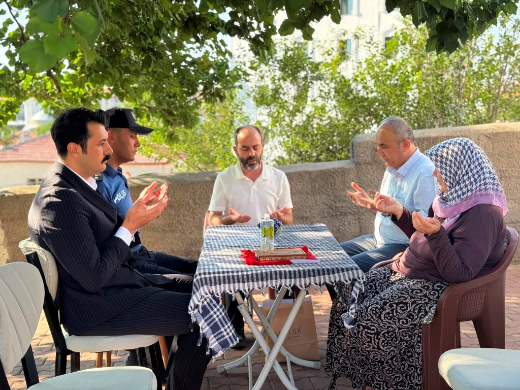 TC_Ortakoy's tweet photo. Kaymakamımız Sayın Mehmet BEK,  Bölücü terör  örgütü mensuplarına yapılan operasyonda çıkan çatışma da Şehit olan Kahraman Şehidimiz Salih AKSU' nun Şehadet  yıldönümünde Şehit annemiz Elmas AKSU' yu  ziyaret ettiler. https://t.co/LmiNVXKvsm