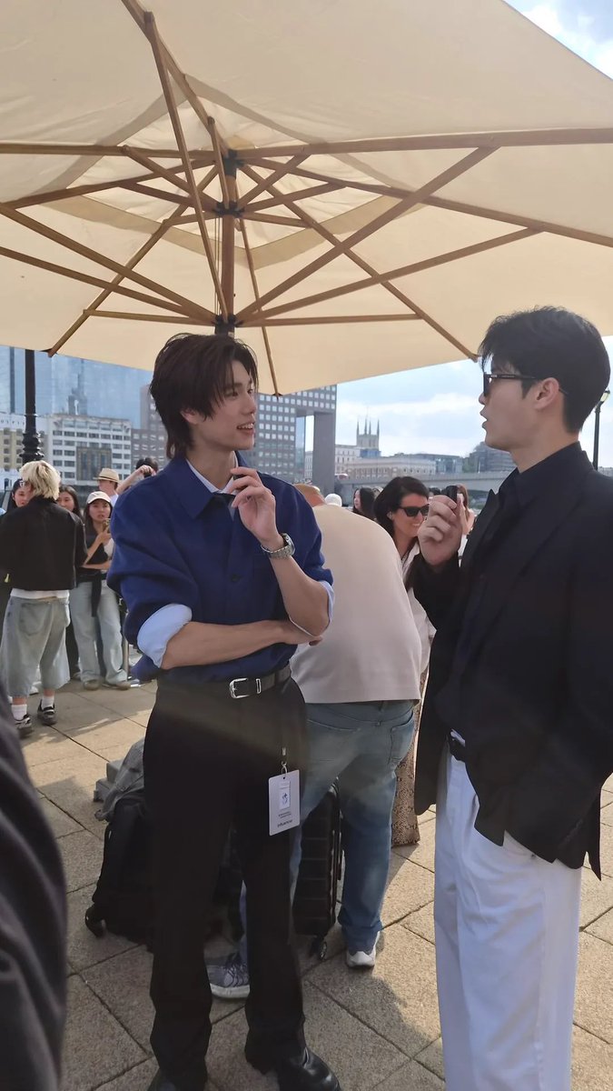 Varshin85378818's tweet photo. I love how Phuphu hangs his ID on his belt, so damn cool. But why does he stand like a baby 🤏🏻

PHUWIN SAMSUNG IN LONDON

#GalaxyxPhuwin #phuwintang
#GalaxyUnpacked https://t.co/2IYjBdv3z1