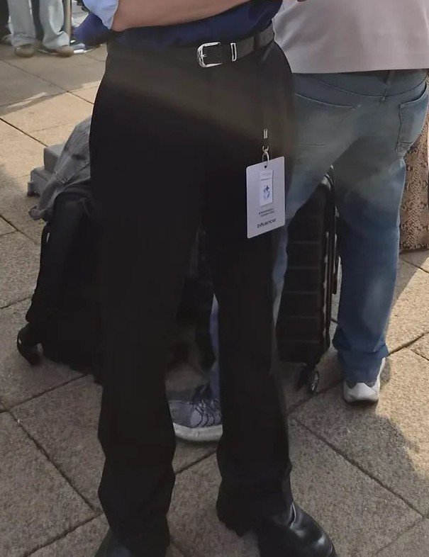 Varshin85378818's tweet photo. I love how Phuphu hangs his ID on his belt, so damn cool. But why does he stand like a baby 🤏🏻

PHUWIN SAMSUNG IN LONDON

#GalaxyxPhuwin #phuwintang
#GalaxyUnpacked https://t.co/2IYjBdv3z1