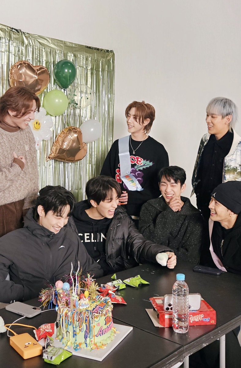 abirdyandthe7's tweet photo. Je veux que quelqu’un me regarde de la même façon que Mark regarde Yugyeom dans une pièce pleine d’autre personne…✨💚😩 https://t.co/bmpOeaZ65X