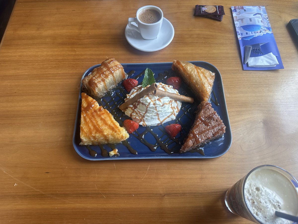 momtabare's tweet photo. BAKLAVAS, PORTOKALOPITA, KADAIFI, KARIDOPITA. Başarısız yeme içme deneyimlerine son gaz devam 😬 Griekse koffie sizin olsun türk kahvesinin yanından geçmez 😏 https://t.co/kfYpBcVOt6