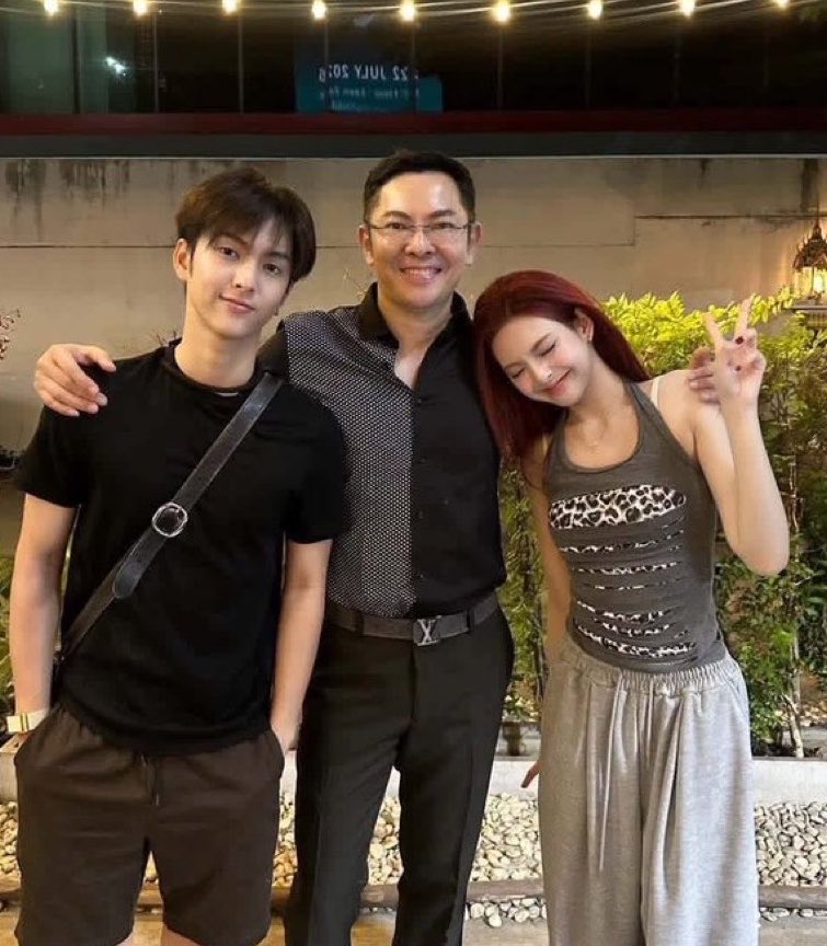fullmoon_pwscu's tweet photo. จะให้มองคนอื่นทำไม ในเมื่อป๊ากับพี่ชายหล่อขนาดนี้ 🤏🏻🤏🏻 https://t.co/fGhlaev3p5