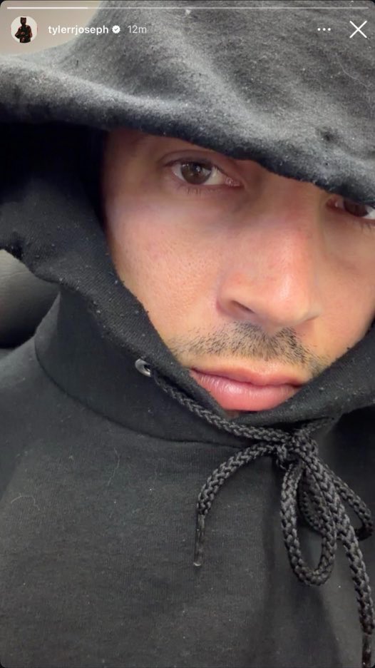 cIancyisdead's tweet photo. this recent trend hes had where he just posts a selfie with no warning to appease us https://t.co/eRIXDPT2Ro