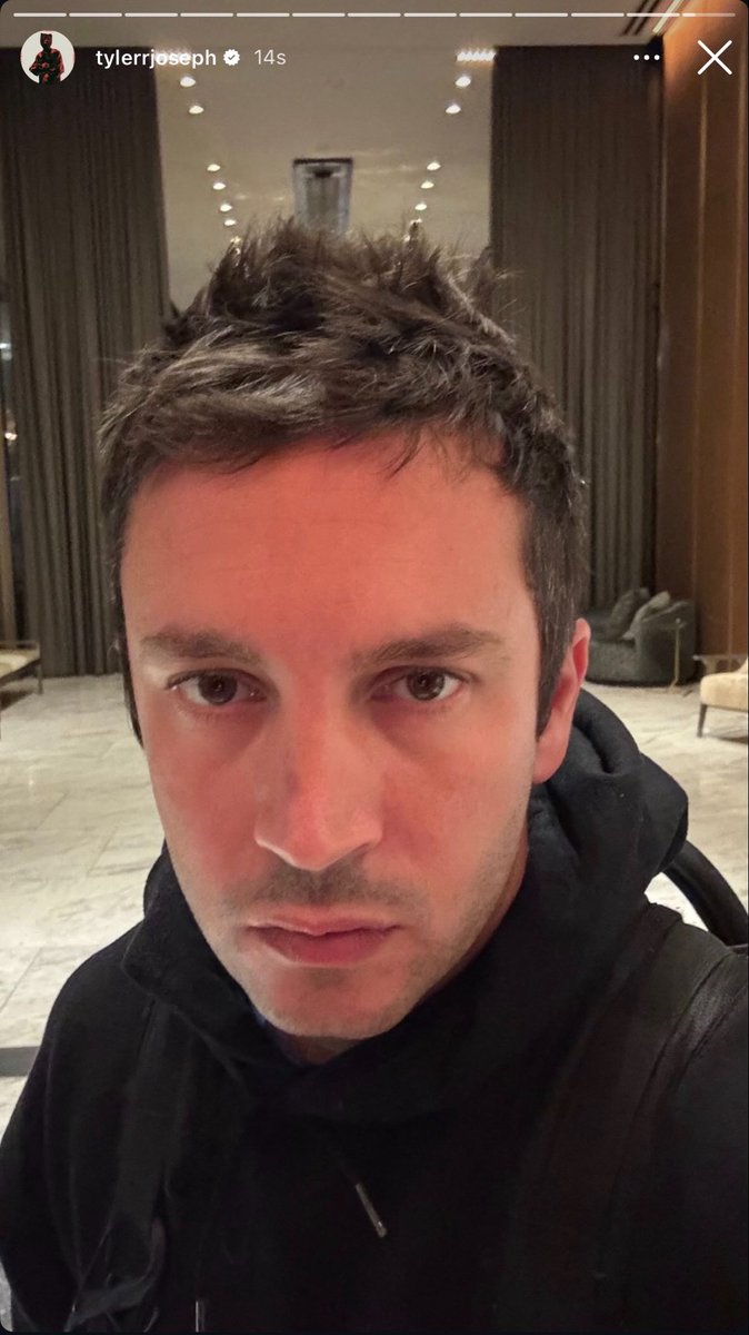 cIancyisdead's tweet photo. this recent trend hes had where he just posts a selfie with no warning to appease us https://t.co/eRIXDPT2Ro