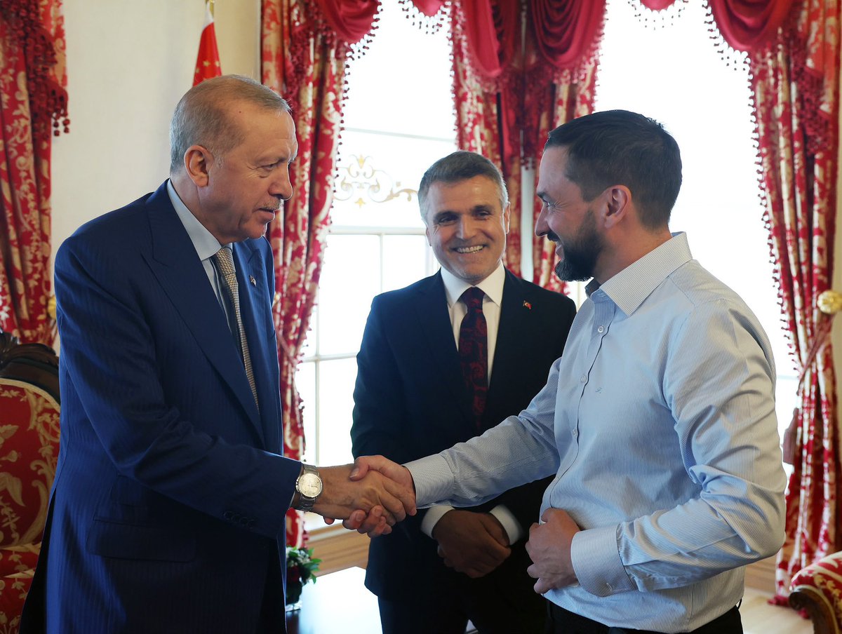Communications's tweet photo. President Recep Tayyip Erdoğan received Joshua Harris, a 12-year-old British autistic boy who launched the “Cake Not Hate” campaign to distribute cakes at mosques following recent anti-Muslim hate incidents in the U.K, at Dolmabahçe Presidential Office in Istanbul. https://t.co/6uYvOKF9c1