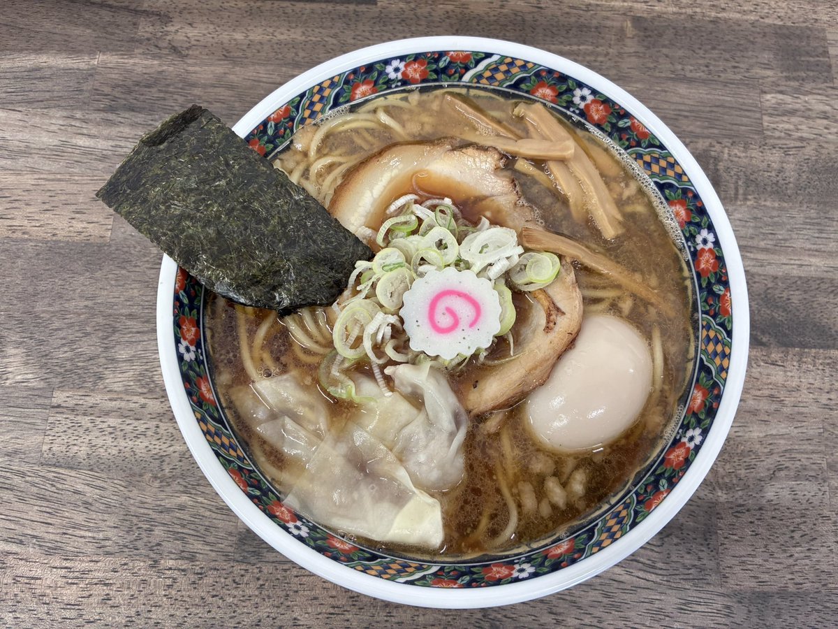 hiroshideath725's tweet photo. 富山県富山市で

らぁ麺桔梗

特製醤油らぁ麺

一口スープ飲んで麺啜ったら

アレ？凄いあの店っぽい

ってなって改めてメニュー表見たら

やっぱあの店っぽい

ってなって食べ終わってネットで調べたらやっぱりあの店出身という事で。

納得。

オリジナリティー出して行かないとあの店と同じ市内で出店してたらあの店で良くね？

と余計なお世話な事を考えたそんな今年106杯目。