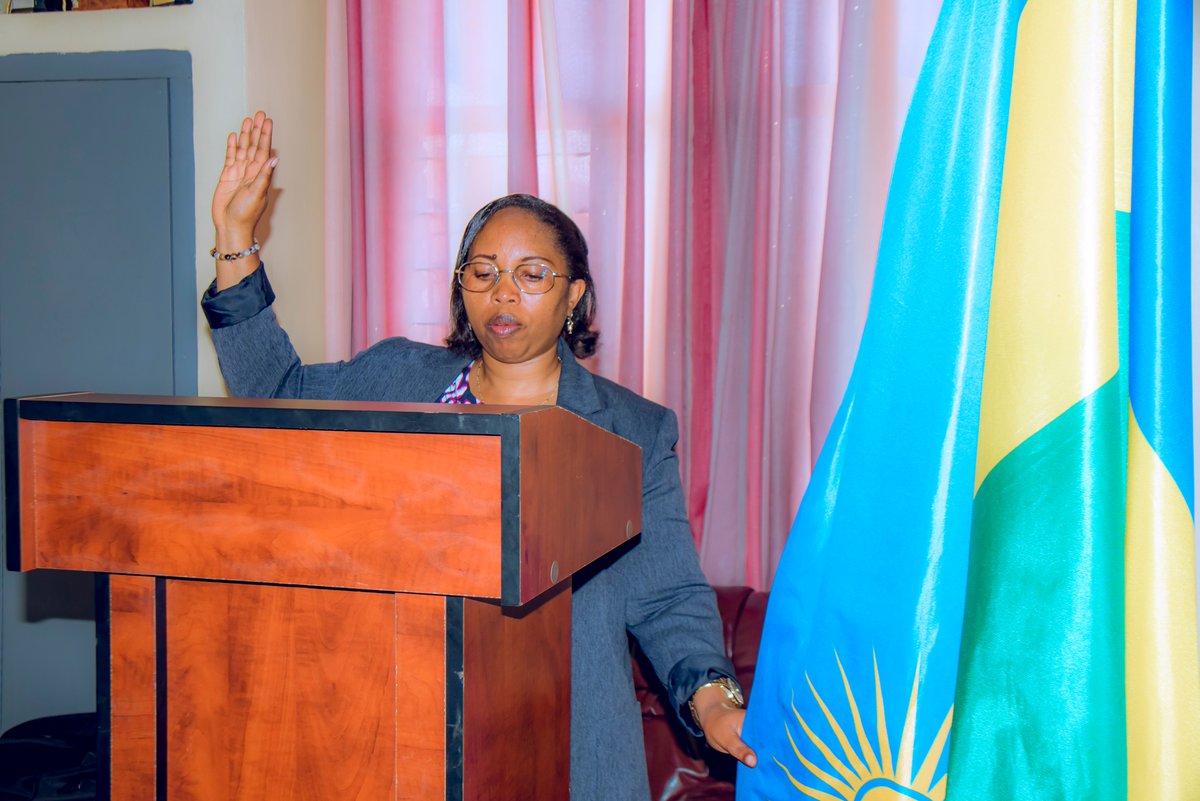 NgomaDistrict's tweet photo. Uyu munsi, Umuyobozi w'Akarere @NIYONAGIRANath2  yakiriye indahiro z'Abanoteri b'Imirenge bane, abasaba kwirinda gusiragiza abaturage, kurangwa n'ubunyangamugayo, gukora inshingano zabo kinyamwuga no gutanga serivisi zinoze. https://t.co/lVfk7rQStI