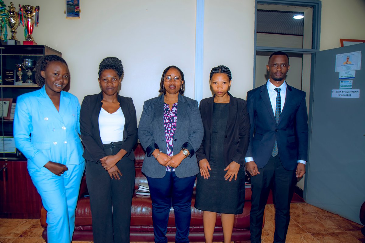 NgomaDistrict's tweet photo. Uyu munsi, Umuyobozi w'Akarere @NIYONAGIRANath2  yakiriye indahiro z'Abanoteri b'Imirenge bane, abasaba kwirinda gusiragiza abaturage, kurangwa n'ubunyangamugayo, gukora inshingano zabo kinyamwuga no gutanga serivisi zinoze. https://t.co/lVfk7rQStI