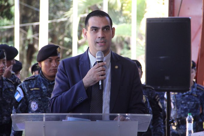 monymm2025's tweet photo. Walter Mazariegos designó a #JoséAlfredoOlazábalMendizábal como jefe de Seguridad. 
Olazábal, exviceministro de Gobernación durante el gobierno de Jimmy Morales y exasesor de Alejandra Carillo, ha sido señalado en casos de corrupción y abuso de autoridad. 

#GrupoParamilitarUSAC https://t.co/WmaFeqmVQr