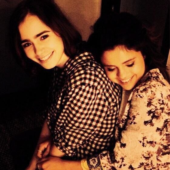 PortalSelenaBR's tweet photo. Querida! 🥹

📲 Lily Collins deixou um comentário na última postagem de Selena Gomez via Instagram: “Estou te enviando todo o meu amor e luz. Que maneira linda de celebrar a mulher maravilhosa que você é. Sempre inspiradora. Sou grata pela sua alma. Beijoss.” https://t.co/9YyRKxIumB