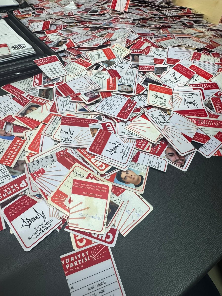 nasuhbektas's tweet photo. Akepeli Kılıçdaroğlu’nun kötülüğününün sonucu
İnsanlar istifa Edip üye kartlarını il başkanlığı kapısı önüne bırakıyor https://t.co/TKVE3rg54R