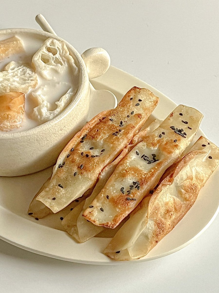 debjit_saha1's tweet photo. Craving street food  Crispy fried dough sticks + hot soy milk = the ultimate cozy morning combo in China, perfect for on-the-go bites! https://t.co/P9JcEenKz4
