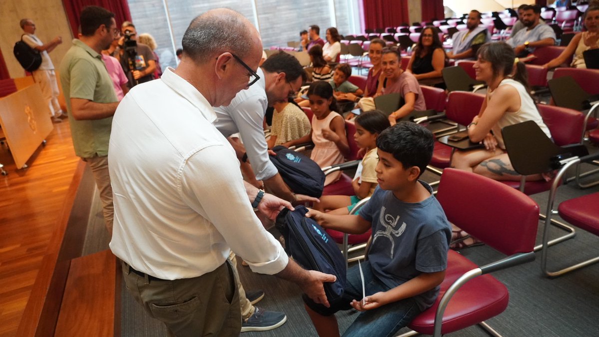 ConsellMenorca's tweet photo. 🥰 Sis infants sahrauís passen l'estiu a Menorca gràcies al programa "Vacances en Pau".

El Consell Insular ha rebut els participants d'una iniciativa solidària que compta amb la implicació de famílies d'acollida de Sant Lluís, Maó i Alaior 👏

Notícia: https://t.co/mR8efrIRdB https://t.co/O85bmPnVjM