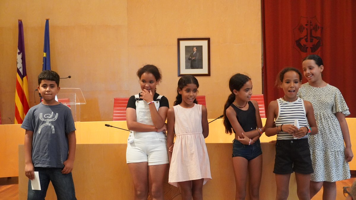 ConsellMenorca's tweet photo. 🥰 Sis infants sahrauís passen l'estiu a Menorca gràcies al programa "Vacances en Pau".

El Consell Insular ha rebut els participants d'una iniciativa solidària que compta amb la implicació de famílies d'acollida de Sant Lluís, Maó i Alaior 👏

Notícia: https://t.co/mR8efrIRdB https://t.co/O85bmPnVjM