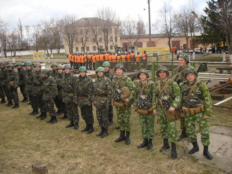 TheGreyPatriot_'s tweet photo. 🇺🇦🇷🇺 Training exercise of Ukrainian Special Governmental Transport Service. 2000s.

#Russia #Ukraine #Ukrainian #Today #History #Military #Army #Tactical #Training #Beryozka #Pre2014 #AKM #SSH https://t.co/6O9AagAa5N