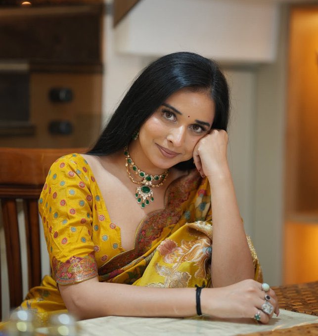TaLm08's tweet photo. Ever looked at her and thought 

 "ye itni pyari kyu hai🥺🎀

#TanyaMittal @itanyamittal https://t.co/CJ8i2P8B6z