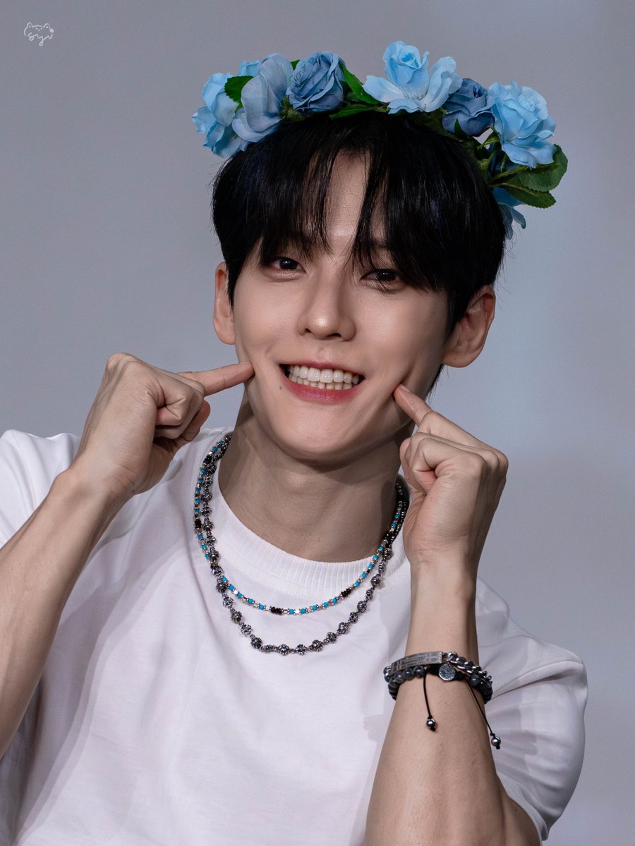 2293syi's tweet photo. 260718 케이타운포유 
🌹💙
#비투비 #BTOB #이민혁 #LEEMINHYUK #HUTA #허타람찌
@btob2mh https://t.co/PobQ8Mn9M1
