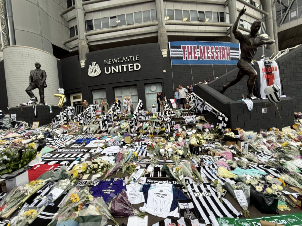 johnnyh69422734's tweet photo. Been to the Cathedral on the hill to pay my respects to special K..so many moving &amp; fitting tributes to the King of St James Park..rest well Kevin Keegan 🖤🤍🖤🤍🖤🤍 https://t.co/vn9sLXkqoT